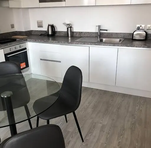 3 Bedroom Apartment Free Parking
